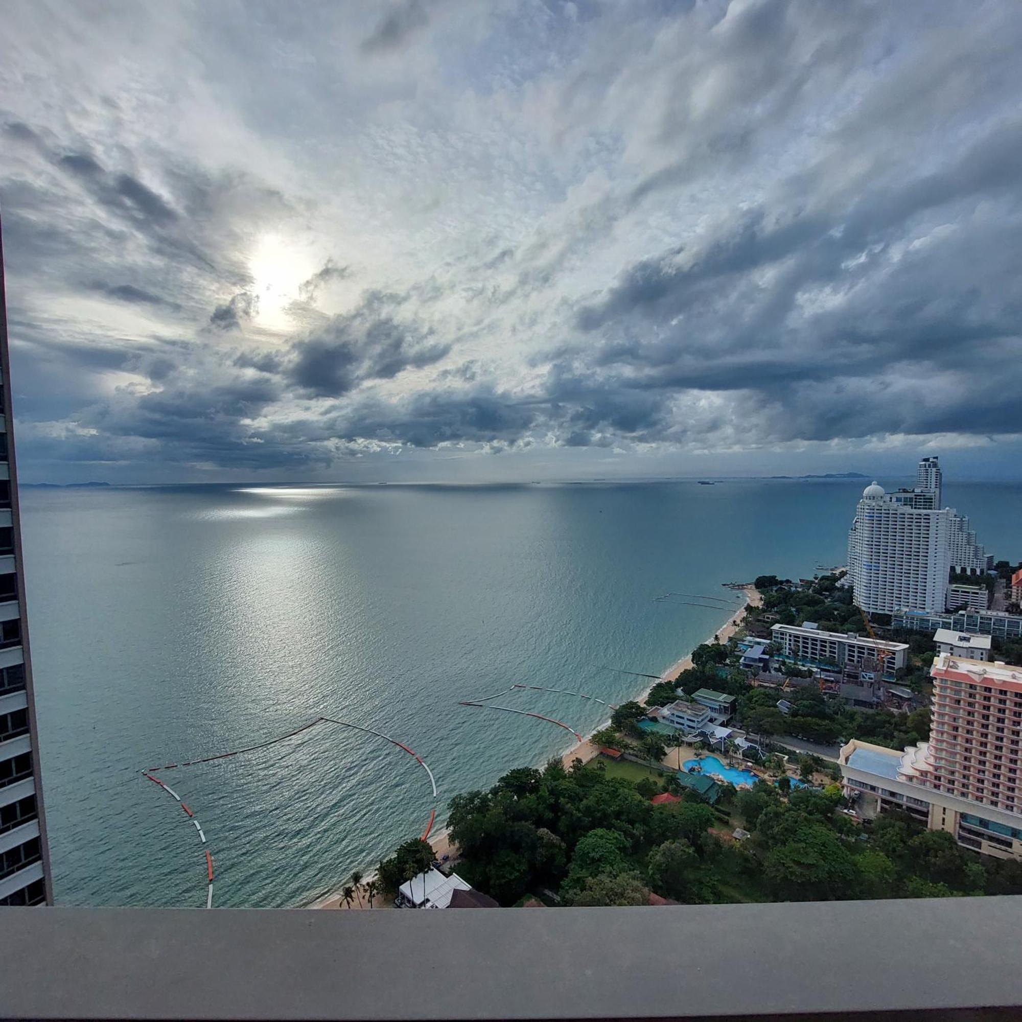 Sea View Apartment In Pattaya Zewnętrze zdjęcie