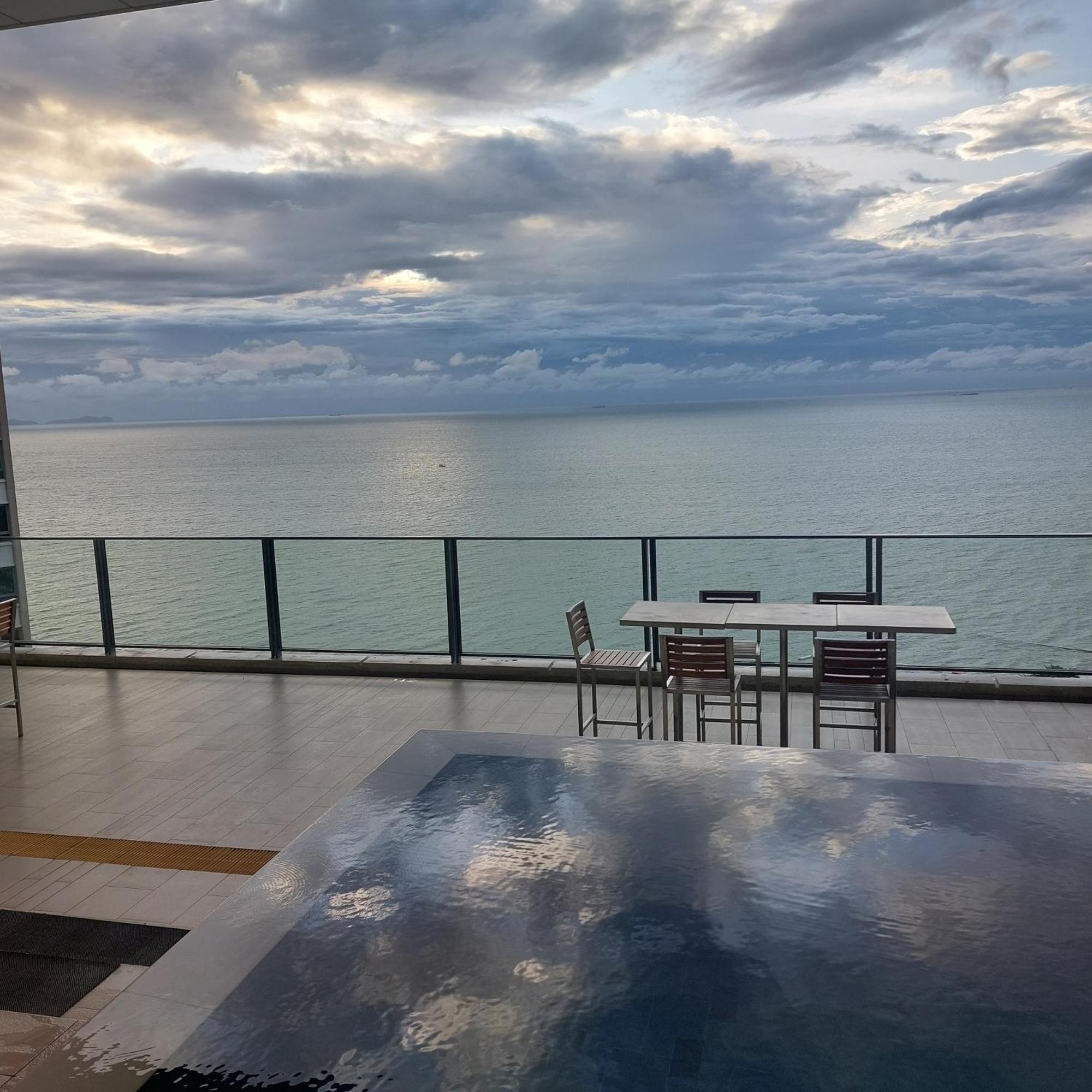 Sea View Apartment In Pattaya Zewnętrze zdjęcie