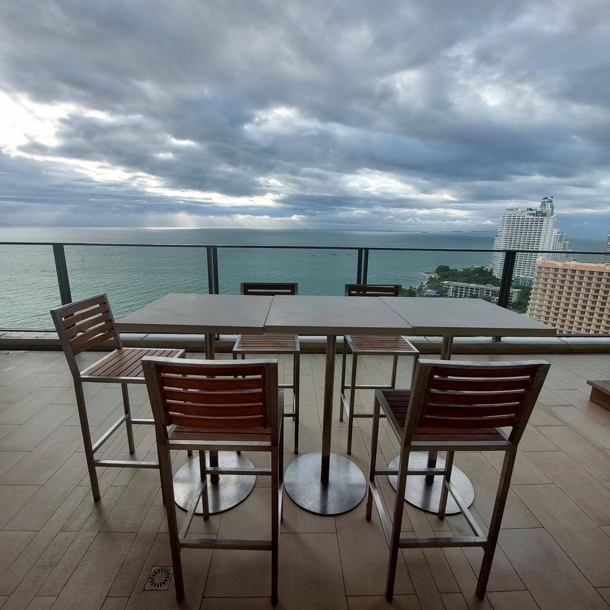 Sea View Apartment In Pattaya Zewnętrze zdjęcie