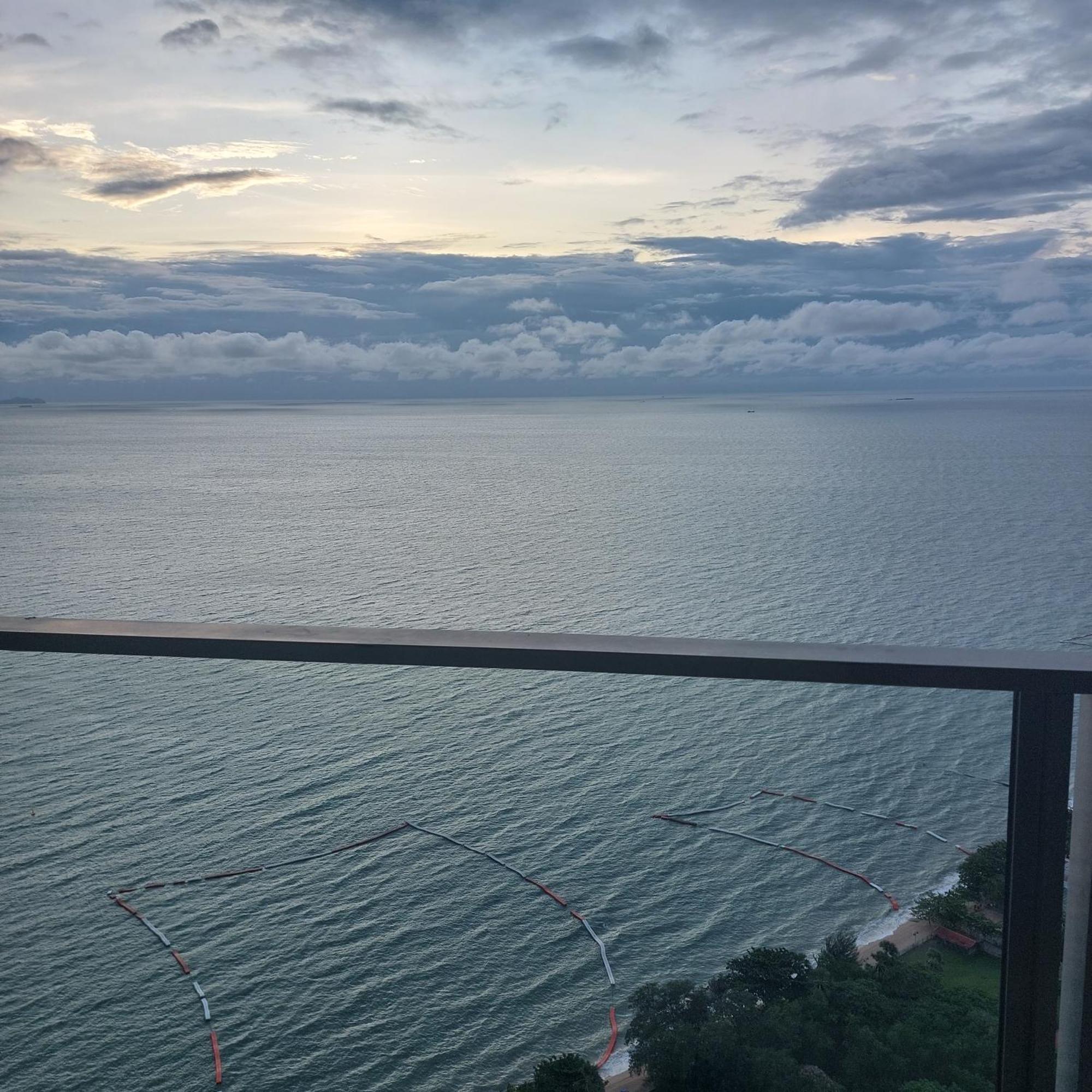 Sea View Apartment In Pattaya Zewnętrze zdjęcie